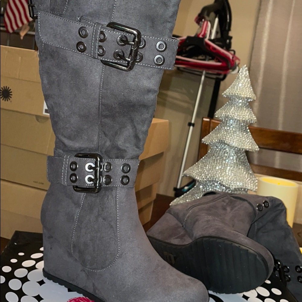NIB 2 Lips Two Wedge Boot 6
